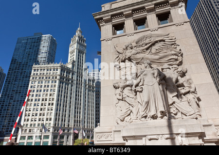 Blick entlang N Michigan Ave Brücke zeigt die Flachreliefs und Wrigley Building in Chicago, IL, USA. Stockfoto