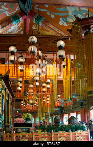 Tian Tan. Hong Kong, China Asien Po Lin Kloster buddhistische Kloster Ngong Ping Plateau Lantau Insel die große Hütte 3 Bronze Statue Stockfoto