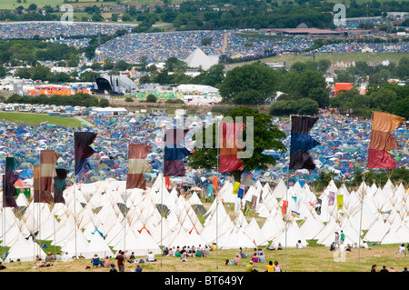 2010 Glastonbury Festival of Contemporary Performing Arts Festival Tipi Tipi Tipi Leinwand weißes Zelt Indianer Stockfoto