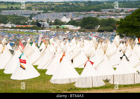 2010 Glastonbury Festival of Contemporary Performing Arts Festival Tipi Tipi Tipi Leinwand weißes Zelt Indianer Stockfoto