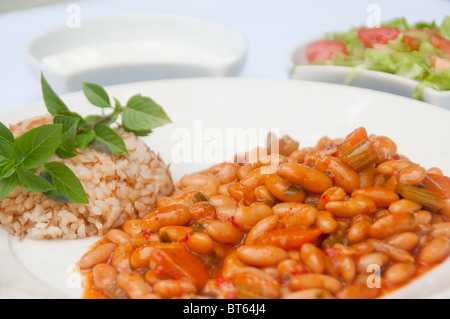 Bohnen mit Tomaten und anderes Gemüse wie Karotten, Zwiebel, Petersilie Stockfoto
