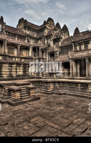 Eines der vier inneren Kreuzgänge und Pool in der Halle der tausend Buddhas Angkor Wat, Kambodscha Stockfoto