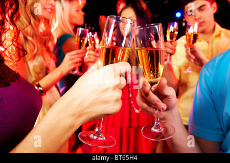 Bild von Toasten paar klirrende Gläser mit Champagner auf party Stockfoto