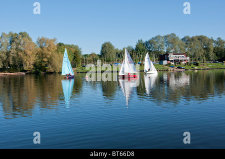 Segeln auf den Pfeil Valley Lake Country Park im Herbst, Redditch, Worcestershire, West Midlands, England, UK Stockfoto