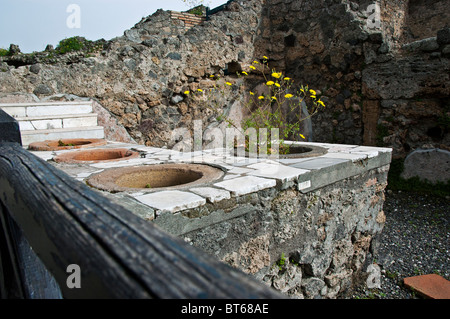 Die ausgegrabenen Zähler ein Thermopolium (verzehrbereit Lebensmittelgeschäft) in Pompeji, Italien Stockfoto