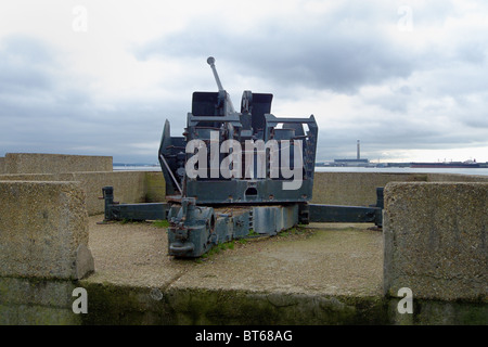 WW2 Anti Aircraft Gun mit Blick über Southampton Wasser Stockfoto