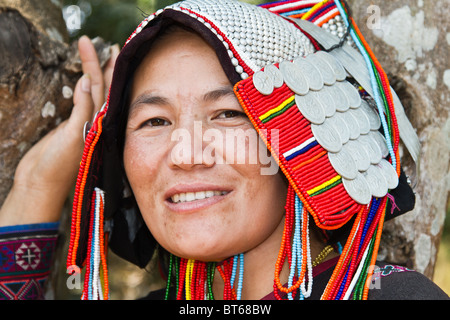 Nahaufnahme von einem Akha Frau trägt einen traditionellen Kopfschmuck aus silbernen Kugeln und Münzen Stockfoto