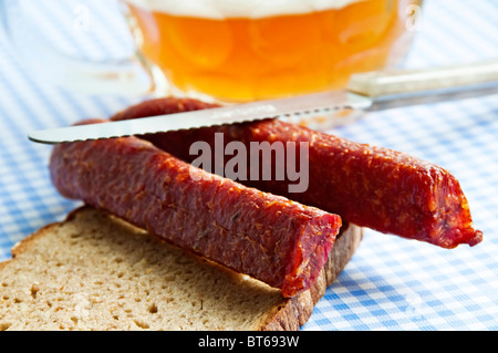 Bier mit einem paar der Bayerischen Wurst Stockfoto