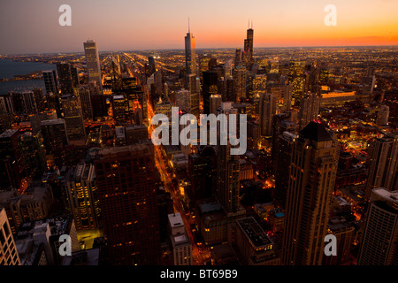 Sonnenuntergang über der Skyline von Chicago Blick nach Süden vom Hancock Tower entlang der Seepromenade in Chicago, IL, USA. Stockfoto