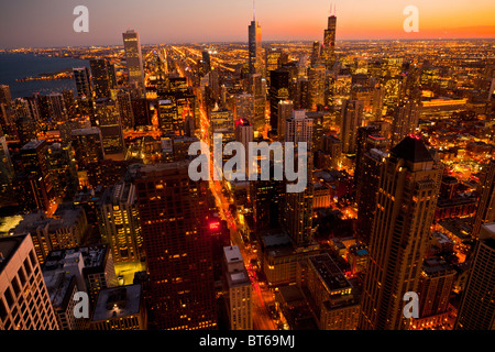 Sonnenuntergang über der Skyline von Chicago Blick nach Süden vom Hancock Tower entlang der Seepromenade in Chicago, IL, USA. Stockfoto