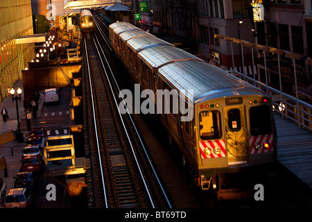 Sunrise beleuchtet die erhöhten Schienen von der Chicago-Rapid Transit-System, bekannt als the'L "in Chicago, IL, USA. Stockfoto