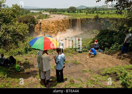 der Blaue Nil fällt mit einem bunten Regenschirm, horizontal, Äthiopien Stockfoto