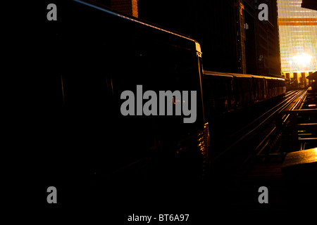 Sunrise beleuchtet die erhöhten Schienen von der Chicago-Rapid Transit-System, bekannt als the'L "in Chicago, IL, USA. Stockfoto