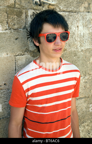 Teenager trägt Sonnenbrille orange gestreift-T-shirt Stockfoto