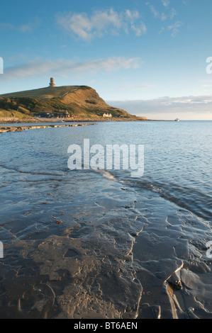 Kimmeridge Bay bei Sonnenuntergang über Felsenleisten Blick auf Clavell Turm Stockfoto