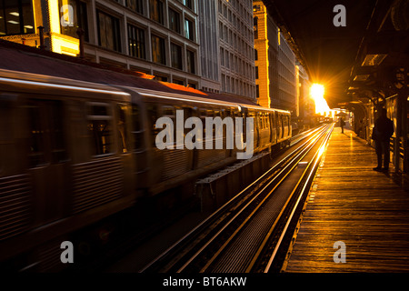 Sunrise beleuchtet die erhöhten Schienen von der Chicago-Rapid Transit-System, bekannt als the'L "in Chicago, IL, USA. Stockfoto