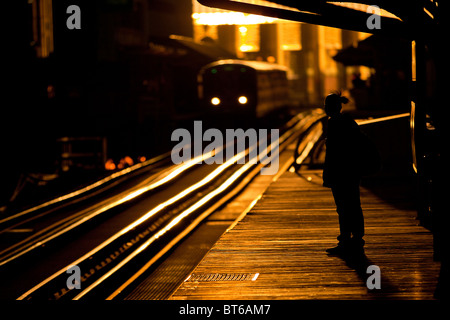 Sunrise beleuchtet die erhöhten Schienen von der Chicago-Rapid Transit-System, bekannt als the'L "in Chicago, IL, USA. Stockfoto