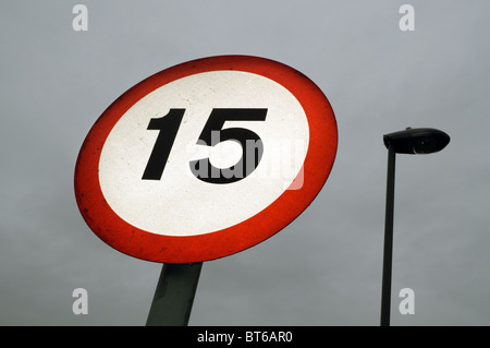 Ein 15 km/h Höchstgeschwindigkeit Verkehrsschild gegen grau bedecktem Himmel. Stockfoto