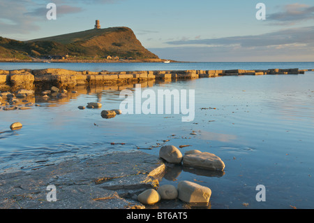 Kimmeridge Bay bei Sonnenuntergang über Felsenleisten Blick auf Clavell Turm Stockfoto