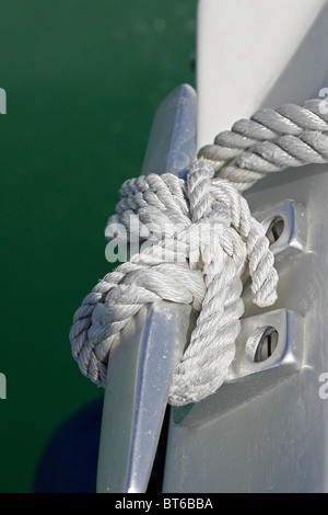 Ein Seil um eine Klampe auf einer Yacht gebunden Stockfoto