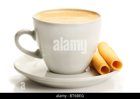 Kaffee in eine weiße Tasse mit gerollten Keksen oder Piroulines auf weißem Hintergrund Stockfoto