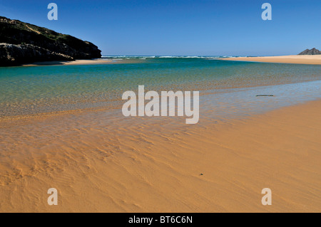 Portugal, Algarve: Fluss Riberira de Alfambre-Mündung am Praia da Amoreira Stockfoto