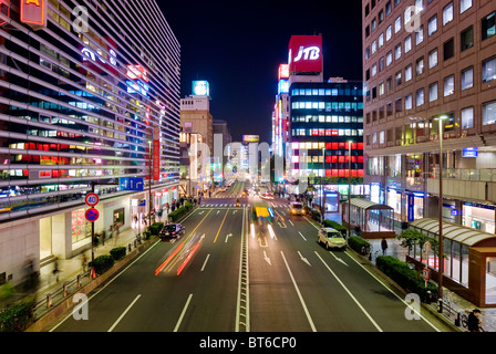 Asiatische belebten Straße in Yokohama, Japan in der Nacht. Stockfoto