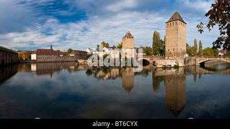 Mittelalterliche Ponts Couverts und ihre Reflexion außerhalb La Petite France in Straßburg, Elsass, Frankreich, Europa Stockfoto