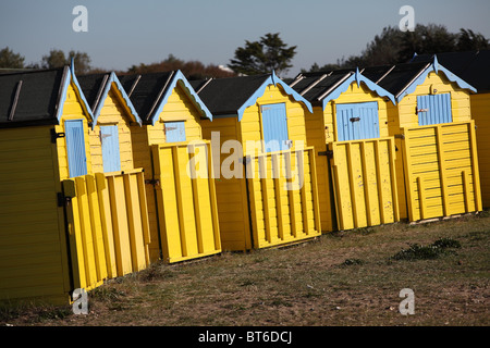 Bunte Strandhäuschen auf Littlehampton direkt am Meer. Stockfoto