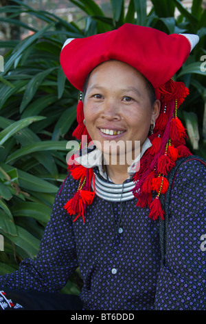 Ein Lächeln auf den Lippen rote Dzao Minderheit Frau, Sapa, Vietnam Stockfoto