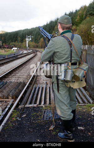 1940 Kriegsarmee Mann kostümiert Re-enactor   WW 2 Deutscher Soldat in Uniform mit MG-42 am Pickering Kriegswochenende, Oktober 2010, Yorkshire, UK Stockfoto
