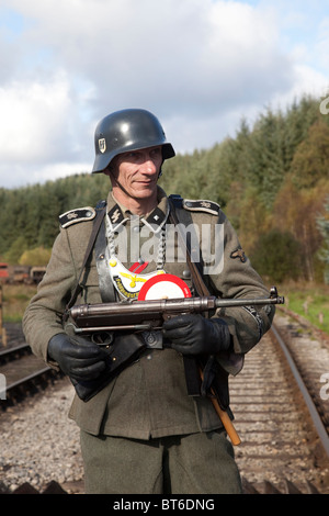 Feldgendarmerie Armed, kostümierte Schauspielerin, Militärpolizeieinheiten in SS-Blechhut oder Helm. WW 2, zwei, II, 2. Weltkrieg, 2. Weltkrieg, WW2 deutscher Soldat. Stockfoto