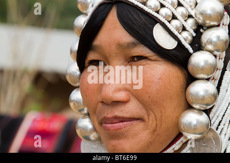 Nahaufnahme von einem Akha Frau trägt einen traditionellen Kopfschmuck aus silbernen Kugeln und Münzen Stockfoto