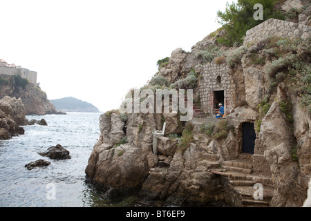 Fischer bereitet seine Linien zum Fischen in der Adria in Dubrovnik, Kroatien. Stockfoto