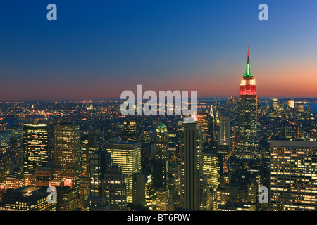 Manhattan Blick auf Empire State Building bei Sonnenuntergang von der Spitze des Felsens am Rockefeller Plaza Stockfoto