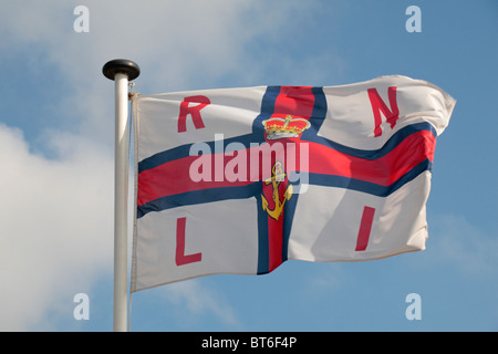 Die Flagge der Royal National Lifeboat Institution im Memorial Garden an der National Memorial Arboretum, Alrewas, UK. Stockfoto