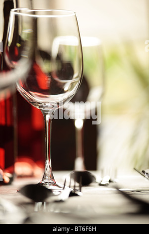 Restaurant Wein Gläser und Gedecke Stockfoto