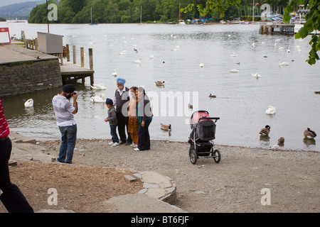 Asiatische gekleidete Touristen in Bowness auf Windermere am Lake Windermere Lake District Stockfoto