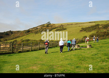 Gruppe Menschen wandern auf einem Wanderweg von Looe, Polperro, Cornwall, England, UK Stockfoto