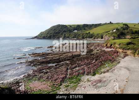 Felsen und niedrigen Gezeiten auf Talland Bay, auf dem Küstenpfad von Looe, Polperro, Cornwall, England, UK Stockfoto