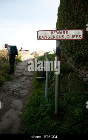 Hüten Sie sich vor gefährlichen Klippen Zeichen auf einen Küstenweg in Polperro, Cornwall, England, UK Stockfoto