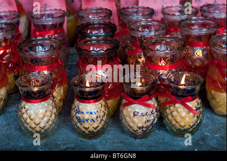 Gebet-Kerzen in der Haupthalle der Kek Lok Si-Tempel. Penang, Malaysia Stockfoto