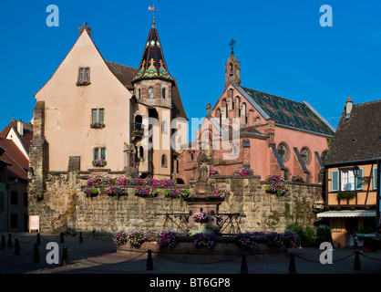 Schloss und St. Leon Kirche, Brunnen am Place du Chateau Square, Eguisheim Elsass Frankreich Stockfoto