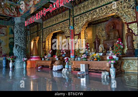 Haupthalle und Altar im Kek Lok Si-Tempel in Penang, Malaysia Stockfoto