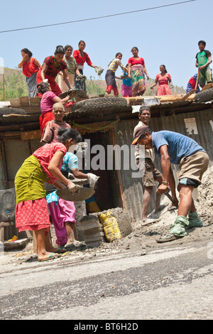 Wir bauen ein Haus im ländlichen Nepal einheimischen Stockfoto