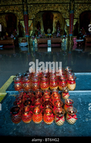 Gebet-Kerzen in der Haupthalle der Kek Lok Si-Tempel. Penang, Malaysia Stockfoto