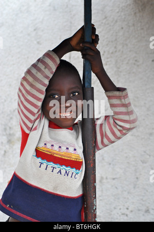 Lächelndes Kind in Abidjan, Elfenbeinküste, Westafrika Stockfoto