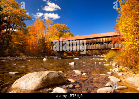 Herbst an der Albany Covered Bridge über den Swift River, Albany New Hampshire USA