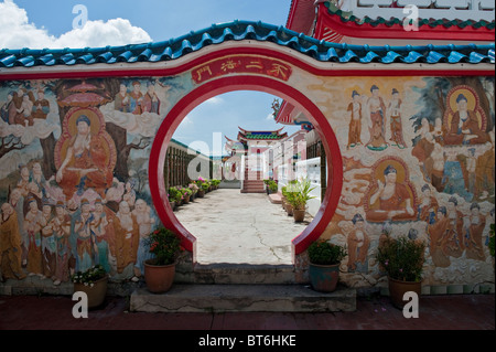 Im chinesischen Stil kreisrunde Mond-Tor im Kek Lok Si-Tempel in Penang, Malaysia Stockfoto