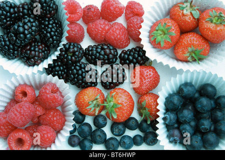 Beeren in Muffin-Fällen und lose Stockfoto